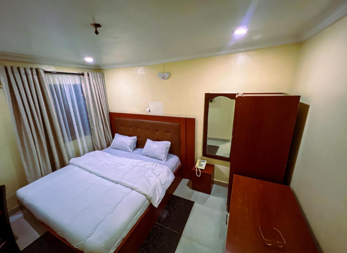 Rolak Comfort Gardens Ikotun Exterior photo