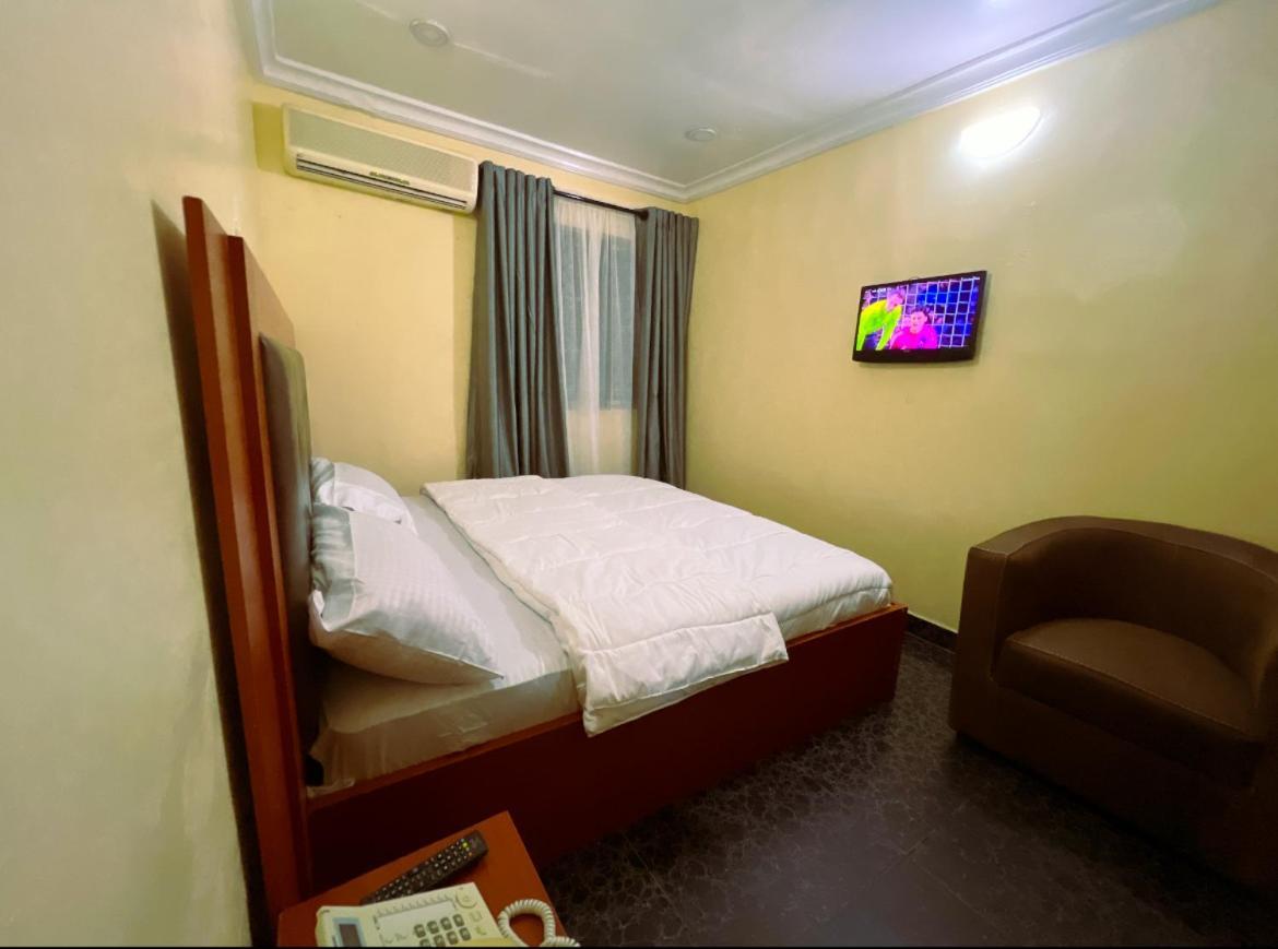 Rolak Comfort Gardens Ikotun Exterior photo